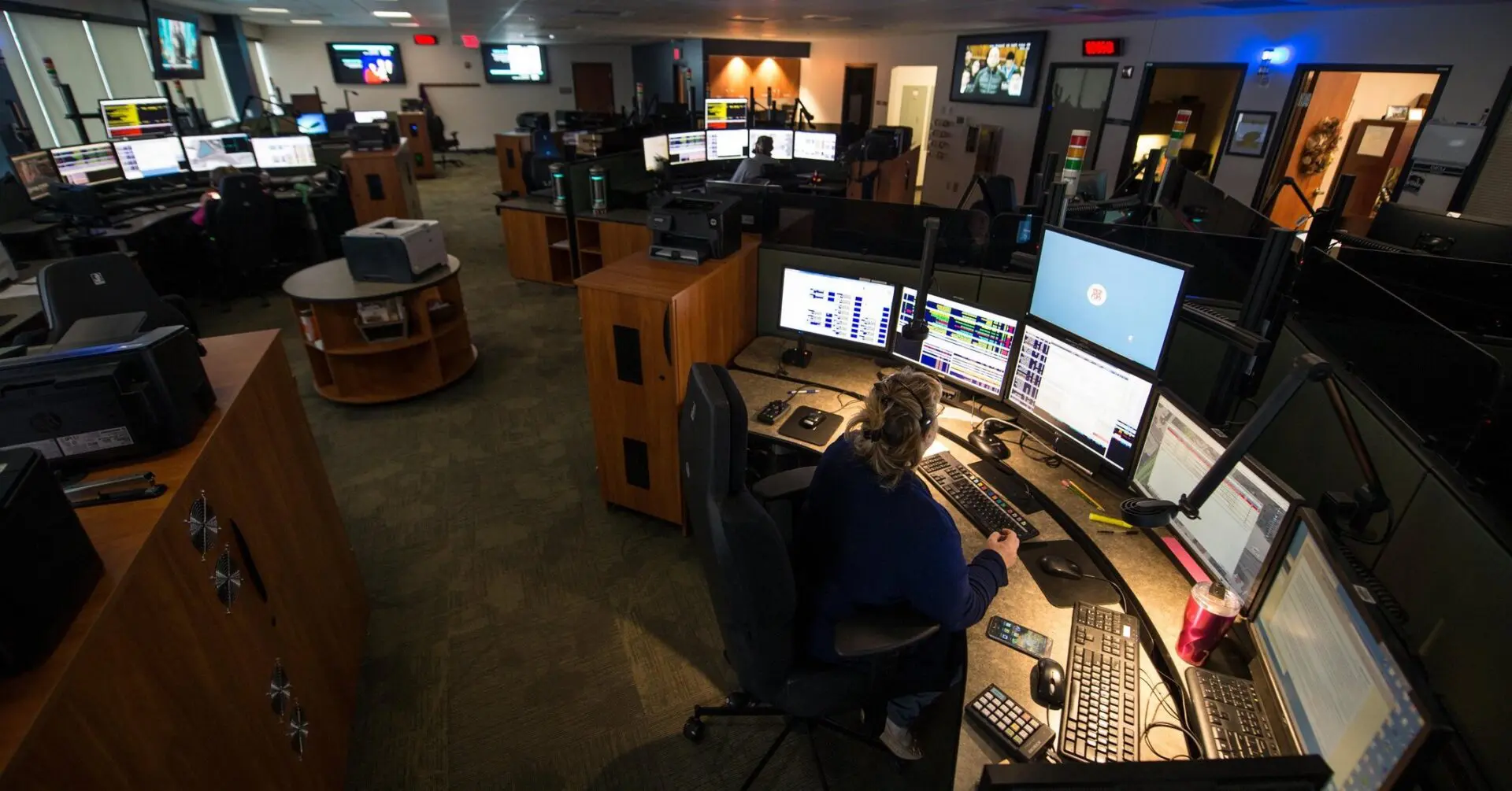 MBB3HG Loudon, USA. 9th April, 2018. Dispatchers work 911 calls at the call center in the Loudoun County Emergency Communications Center in Leesburg. Its National Public Safety Telecommunicators Week. (Photo by Douglas Graham/Loudoun Now) Credit: William Graham/Alamy Live News